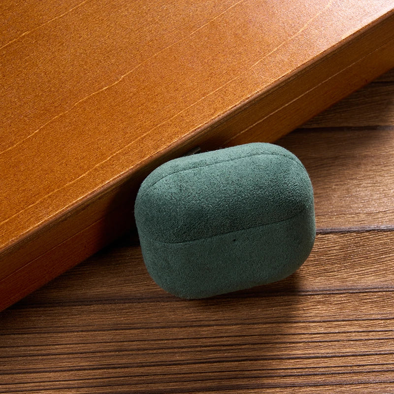 Italienische Alcantara-Lederhülle für Apple AirPods 4 – Luxus Schutzhülle für neue AirPods 4 – Produktfoto