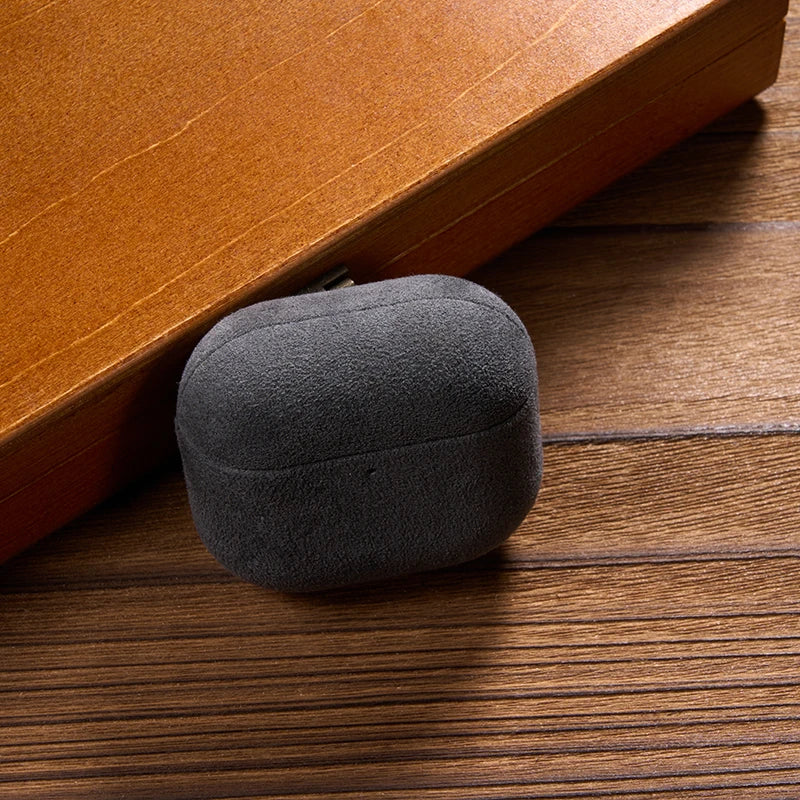 Italienische Alcantara-Lederhülle für Apple AirPods 4 – Luxus Schutzhülle für neue AirPods 4 – Produktfoto